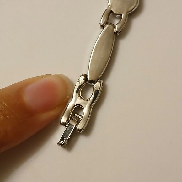 Vintage Cote d'Azur Silver Tone Mother of Pearl Dial Quartz Ladies Watch Sz. 7" - Picture 4 of 16